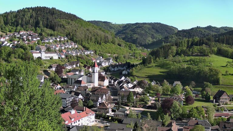 Dieses Bild zeigt eine Webcam-Aufnahme von Ottenhöfen, aufgenommen am Freitag, den 01.05.2026 um 18:20 Uhr