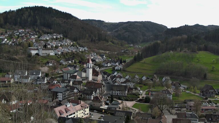 Dieses Bild zeigt eine Webcam-Aufnahme von Ottenhöfen, aufgenommen am Montag, den 06.04.2026 um 15:50 Uhr