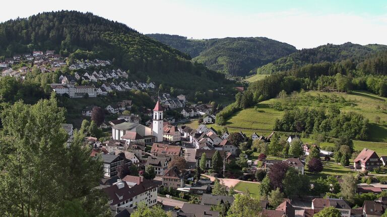 Dieses Bild zeigt eine Webcam-Aufnahme von Ottenhöfen, aufgenommen am Sonntag, den 17.05.2026 um 08:40 Uhr
