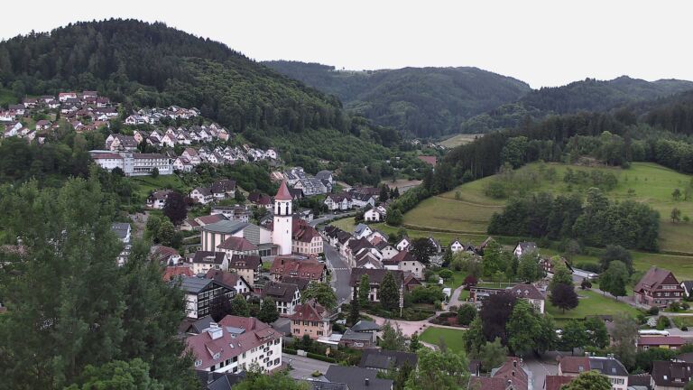 Dieses Bild zeigt eine Webcam-Aufnahme von Ottenhöfen, aufgenommen am Sonntag, den 07.06.2026 um 06:10 Uhr