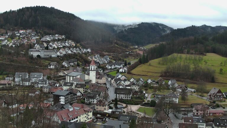 Dieses Bild zeigt eine Webcam-Aufnahme von Ottenhöfen, aufgenommen am Donnerstag, den 12.02.2026 um 13:00 Uhr