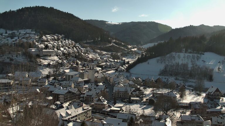 Dieses Bild zeigt eine Webcam-Aufnahme von Ottenhöfen, aufgenommen am Mittwoch, den 07.01.2026 um 13:30 Uhr