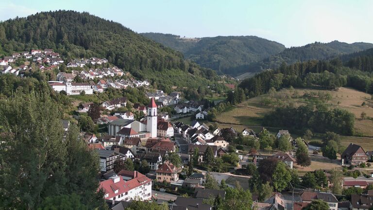 Dieses Bild zeigt eine Webcam-Aufnahme von Ottenhöfen, aufgenommen am Donnerstag, den 30.07.2026 um 19:10 Uhr