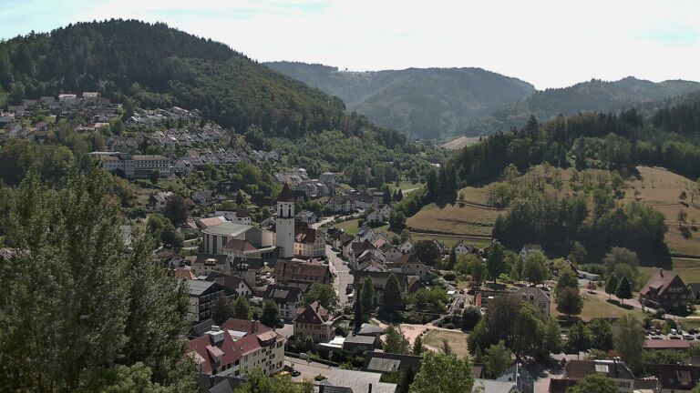 Dieses Bild zeigt eine Webcam-Aufnahme von Ottenhöfen, aufgenommen am Mittwoch, den 26.08.2026 um 13:00 Uhr