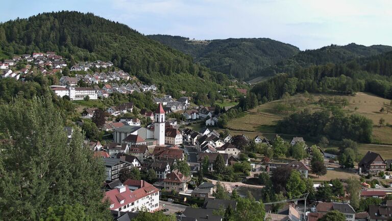 Dieses Bild zeigt eine Webcam-Aufnahme von Ottenhöfen, aufgenommen am Samstag, den 25.07.2026 um 18:20 Uhr