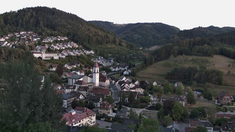 Dieses Bild zeigt eine Webcam-Aufnahme von Ottenhöfen, aufgenommen am Samstag, den 22.08.2026 um 19:30 Uhr