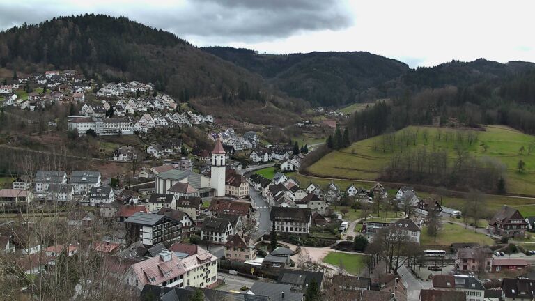 Dieses Bild zeigt eine Webcam-Aufnahme von Ottenhöfen, aufgenommen am Montag, den 23.02.2026 um 13:30 Uhr