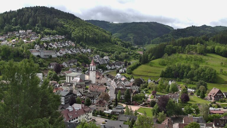 Dieses Bild zeigt eine Webcam-Aufnahme von Ottenhöfen, aufgenommen am Montag, den 18.05.2026 um 10:20 Uhr