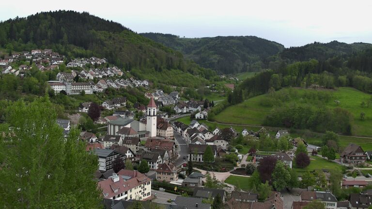 Dieses Bild zeigt eine Webcam-Aufnahme von Ottenhöfen, aufgenommen am Dienstag, den 28.04.2026 um 18:00 Uhr