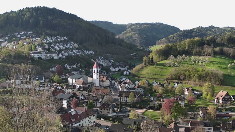 Dieses Bild zeigt eine Webcam-Aufnahme von Ottenhöfen, aufgenommen am Freitag, den 17.04.2026 um 08:10 Uhr