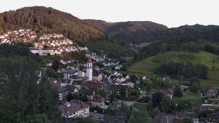 Dieses Bild zeigt eine Webcam-Aufnahme von Ottenhöfen, aufgenommen am Freitag, den 05.06.2026 um 21:00 Uhr