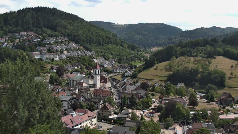 Dieses Bild zeigt eine Webcam-Aufnahme von Ottenhöfen, aufgenommen am Sonntag, den 26.07.2026 um 15:10 Uhr