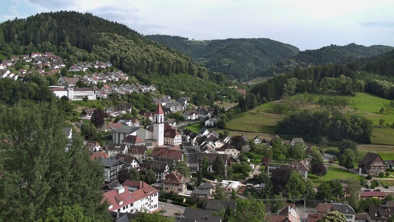 Dieses Bild zeigt eine Webcam-Aufnahme von Ottenhöfen, aufgenommen am Freitag, den 19.06.2026 um 18:10 Uhr