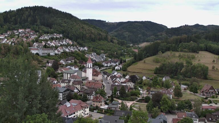 Dieses Bild zeigt eine Webcam-Aufnahme von Ottenhöfen, aufgenommen am Sonntag, den 30.08.2026 um 08:00 Uhr