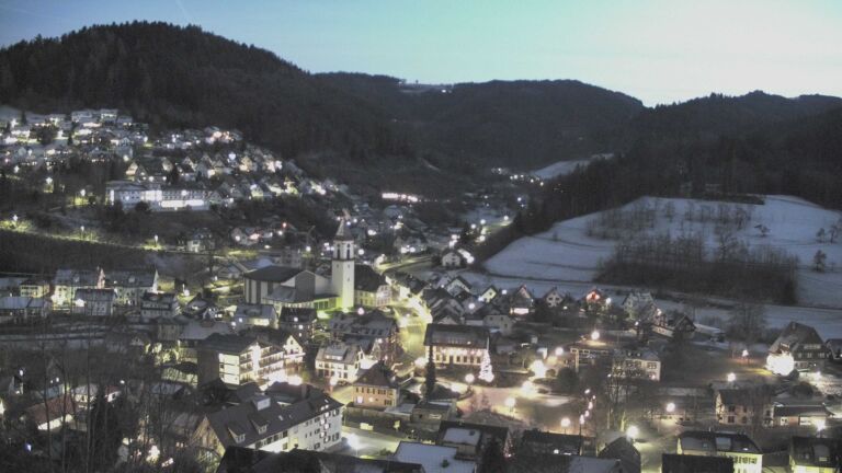 Dieses Bild zeigt eine Webcam-Aufnahme von Ottenhöfen, aufgenommen am Donnerstag, den 01.01.2026 um 17:30 Uhr