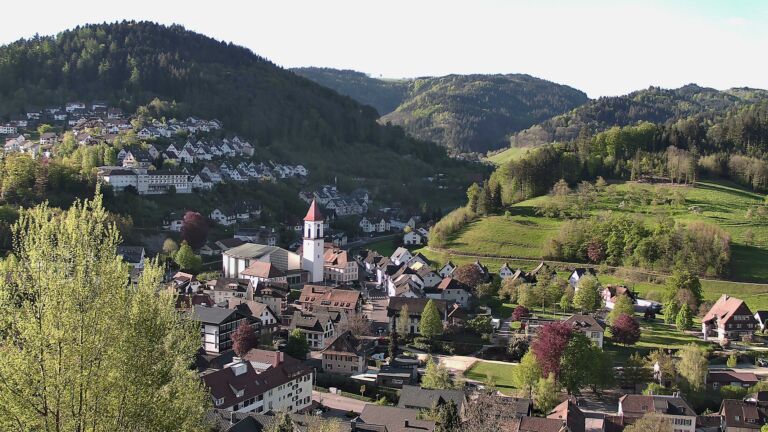 Dieses Bild zeigt eine Webcam-Aufnahme von Ottenhöfen, aufgenommen am Samstag, den 25.04.2026 um 08:20 Uhr