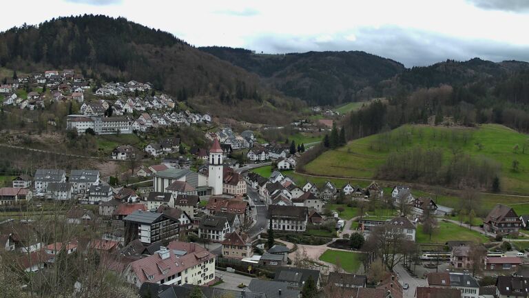 Dieses Bild zeigt eine Webcam-Aufnahme von Ottenhöfen, aufgenommen am Samstag, den 04.04.2026 um 17:00 Uhr