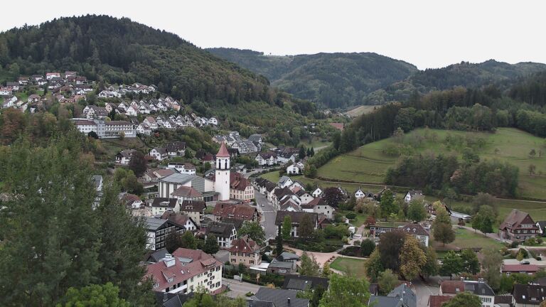 Dieses Bild zeigt eine Webcam-Aufnahme von Ottenhöfen, aufgenommen am Sonntag, den 04.10.2026 um 08:10 Uhr