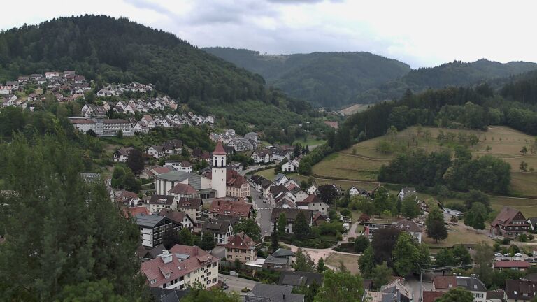 Dieses Bild zeigt eine Webcam-Aufnahme von Ottenhöfen, aufgenommen am Samstag, den 01.08.2026 um 12:50 Uhr