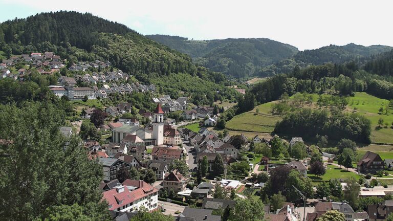 Dieses Bild zeigt eine Webcam-Aufnahme von Ottenhöfen, aufgenommen am Freitag, den 19.06.2026 um 15:00 Uhr