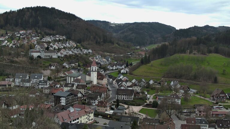 Dieses Bild zeigt eine Webcam-Aufnahme von Ottenhöfen, aufgenommen am Freitag, den 03.04.2026 um 18:10 Uhr