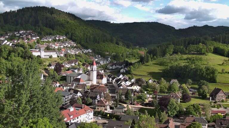 Dieses Bild zeigt eine Webcam-Aufnahme von Ottenhöfen, aufgenommen am Sonntag, den 17.05.2026 um 18:30 Uhr