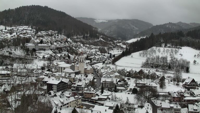 Dieses Bild zeigt eine Webcam-Aufnahme von Ottenhöfen, aufgenommen am Donnerstag, den 08.01.2026 um 11:00 Uhr