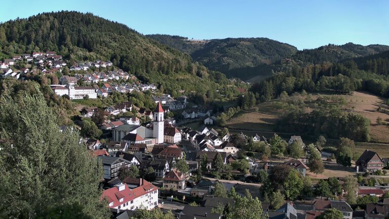 Dieses Bild zeigt eine Webcam-Aufnahme von Ottenhöfen, aufgenommen am Mittwoch, den 19.08.2026 um 18:50 Uhr