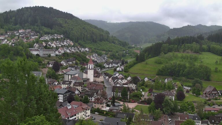 Dieses Bild zeigt eine Webcam-Aufnahme von Ottenhöfen, aufgenommen am Dienstag, den 05.05.2026 um 13:50 Uhr