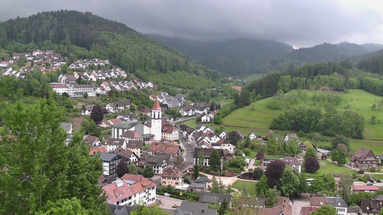 Dieses Bild zeigt eine Webcam-Aufnahme von Ottenhöfen, aufgenommen am Donnerstag, den 07.05.2026 um 13:30 Uhr