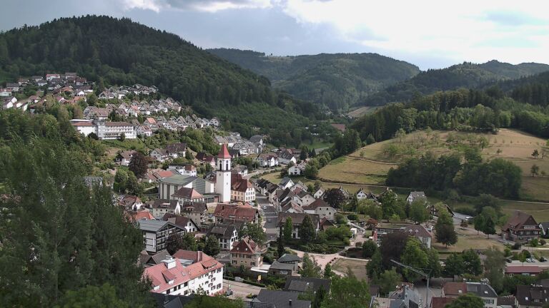 Dieses Bild zeigt eine Webcam-Aufnahme von Ottenhöfen, aufgenommen am Dienstag, den 04.08.2026 um 16:30 Uhr