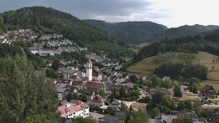 Dieses Bild zeigt eine Webcam-Aufnahme von Ottenhöfen, aufgenommen am Dienstag, den 04.08.2026 um 16:20 Uhr