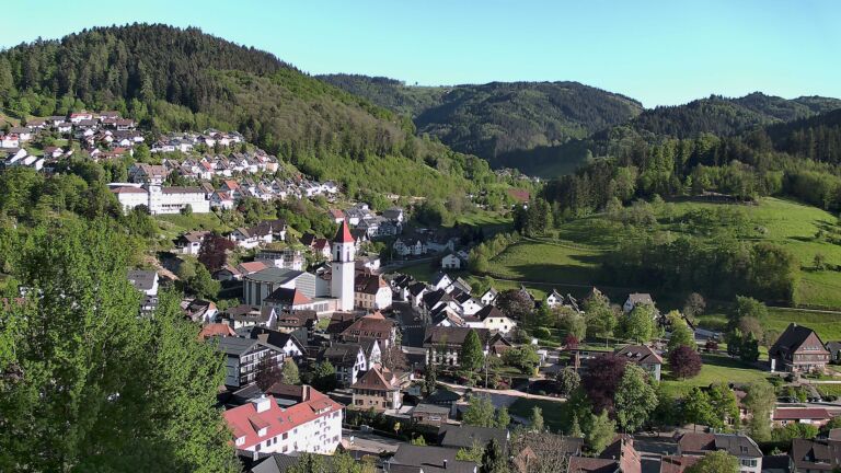 Dieses Bild zeigt eine Webcam-Aufnahme von Ottenhöfen, aufgenommen am Freitag, den 01.05.2026 um 18:50 Uhr