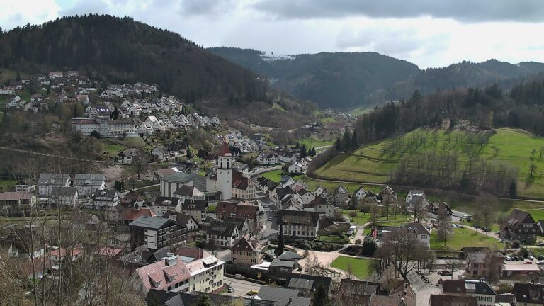 Dieses Bild zeigt eine Webcam-Aufnahme von Ottenhöfen, aufgenommen am Freitag, den 27.03.2026 um 13:30 Uhr