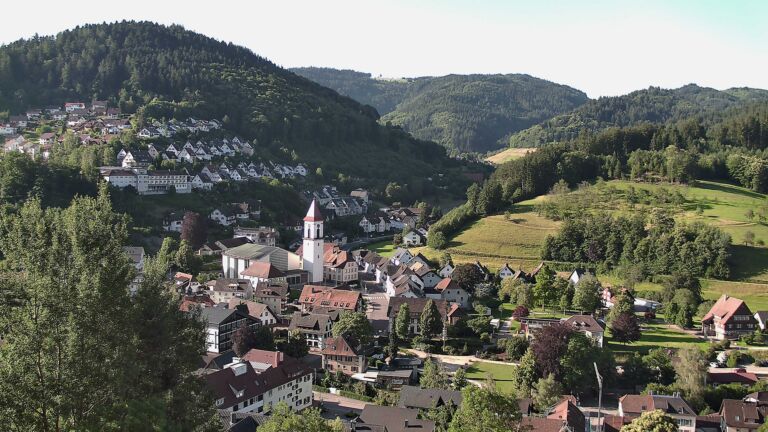 Dieses Bild zeigt eine Webcam-Aufnahme von Ottenhöfen, aufgenommen am Montag, den 15.06.2026 um 08:00 Uhr