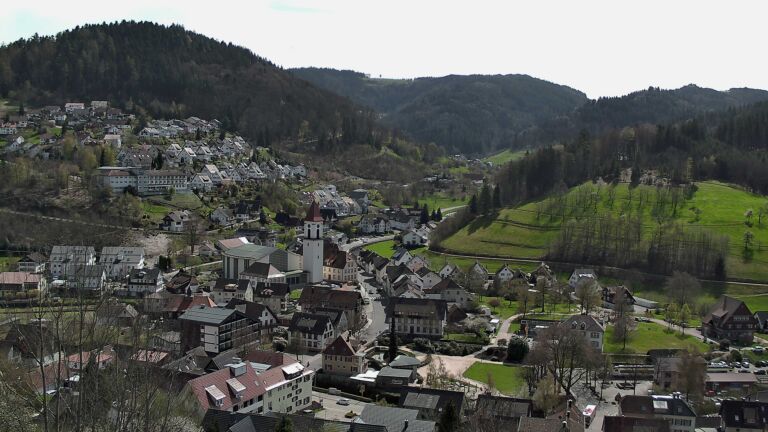 Dieses Bild zeigt eine Webcam-Aufnahme von Ottenhöfen, aufgenommen am Montag, den 06.04.2026 um 13:50 Uhr