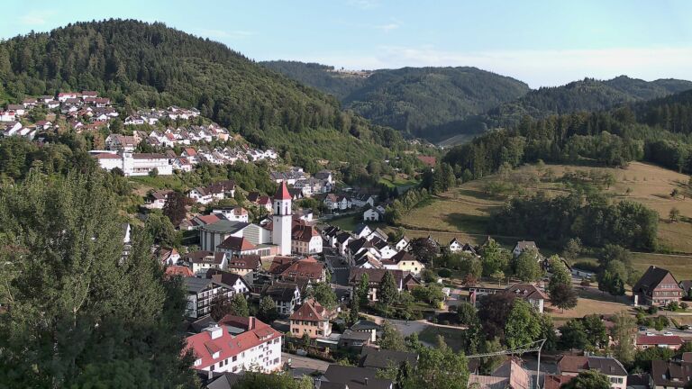 Dieses Bild zeigt eine Webcam-Aufnahme von Ottenhöfen, aufgenommen am Samstag, den 18.07.2026 um 19:20 Uhr