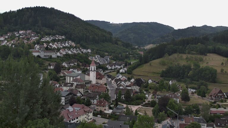 Dieses Bild zeigt eine Webcam-Aufnahme von Ottenhöfen, aufgenommen am Montag, den 03.08.2026 um 17:30 Uhr