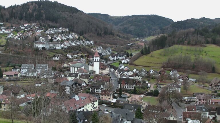 Dieses Bild zeigt eine Webcam-Aufnahme von Ottenhöfen, aufgenommen am Freitag, den 19.12.2025 um 08:40 Uhr