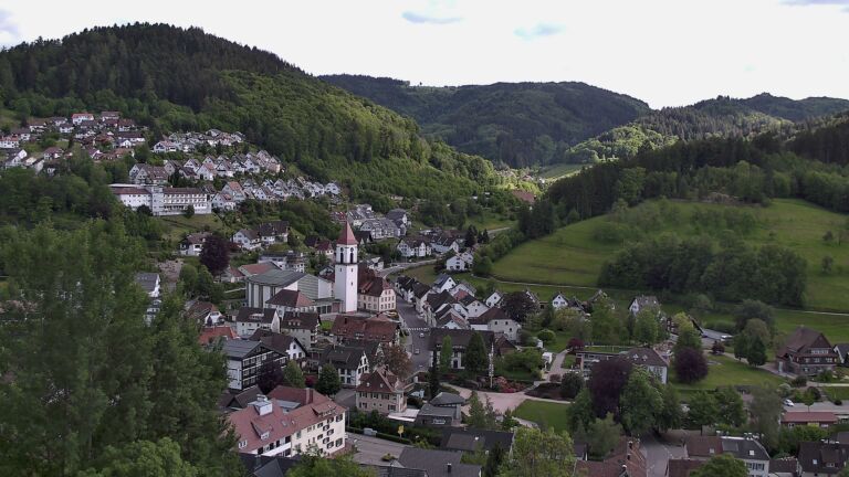 Dieses Bild zeigt eine Webcam-Aufnahme von Ottenhöfen, aufgenommen am Sonntag, den 17.05.2026 um 17:40 Uhr