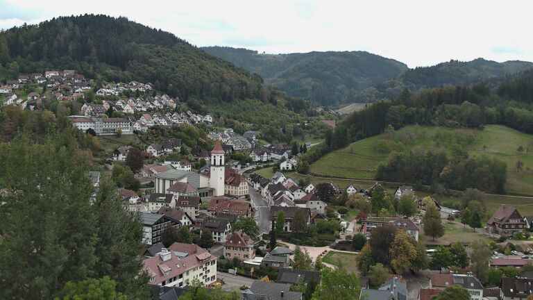 Dieses Bild zeigt eine Webcam-Aufnahme von Ottenhöfen, aufgenommen am Donnerstag, den 01.10.2026 um 13:10 Uhr