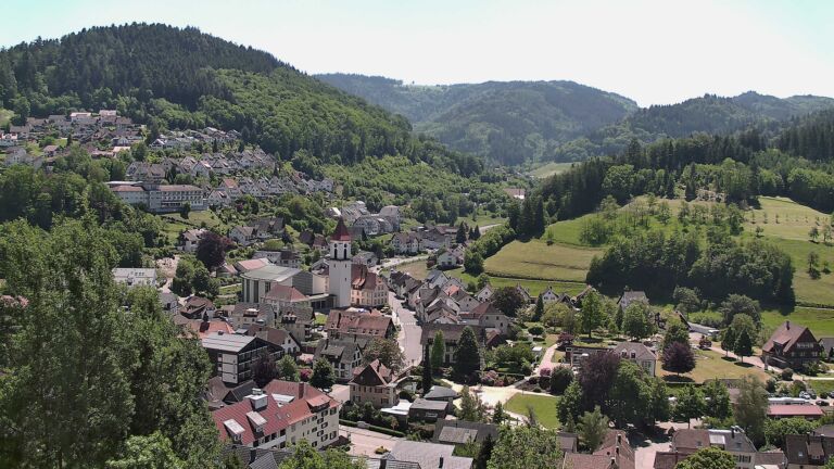 Dieses Bild zeigt eine Webcam-Aufnahme von Ottenhöfen, aufgenommen am Samstag, den 23.05.2026 um 13:10 Uhr
