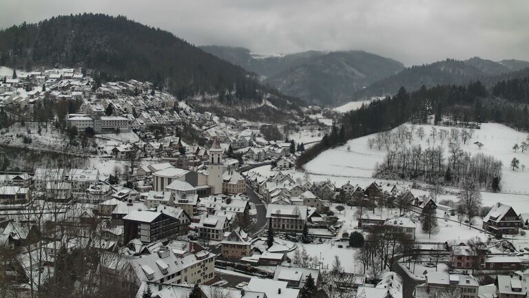 Dieses Bild zeigt eine Webcam-Aufnahme von Ottenhöfen, aufgenommen am Dienstag, den 06.01.2026 um 13:20 Uhr