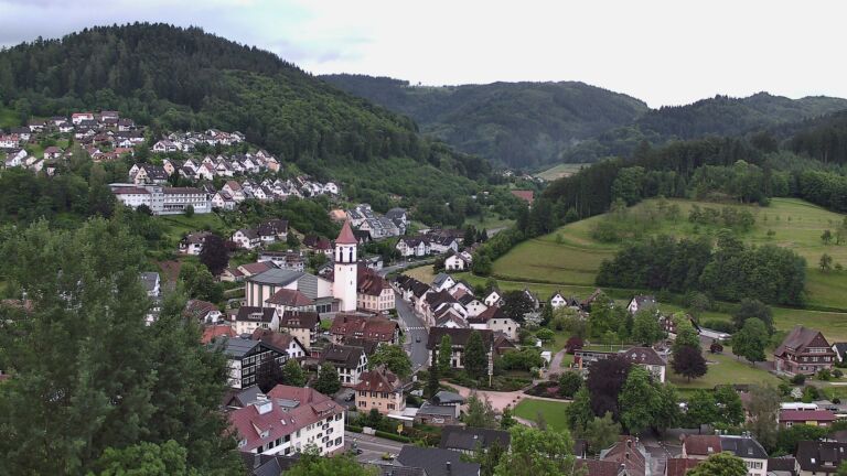 Dieses Bild zeigt eine Webcam-Aufnahme von Ottenhöfen, aufgenommen am Montag, den 01.06.2026 um 06:20 Uhr