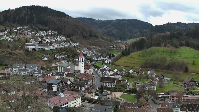 Dieses Bild zeigt eine Webcam-Aufnahme von Ottenhöfen, aufgenommen am Samstag, den 04.04.2026 um 13:50 Uhr