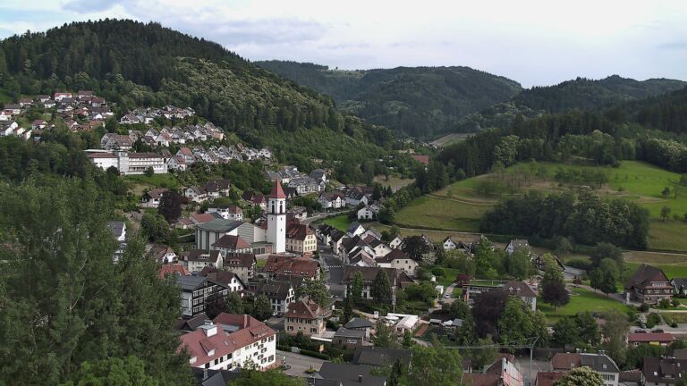Dieses Bild zeigt eine Webcam-Aufnahme von Ottenhöfen, aufgenommen am Freitag, den 19.06.2026 um 18:20 Uhr