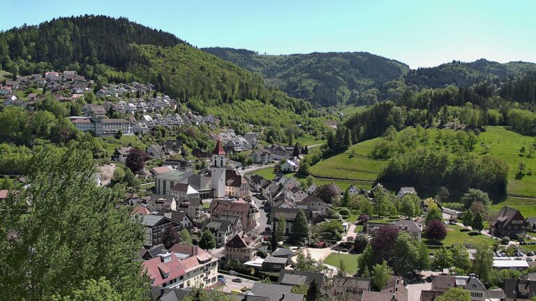 Dieses Bild zeigt eine Webcam-Aufnahme von Ottenhöfen, aufgenommen am Freitag, den 01.05.2026 um 14:30 Uhr