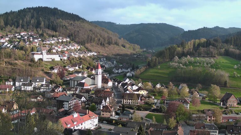 Dieses Bild zeigt eine Webcam-Aufnahme von Ottenhöfen, aufgenommen am Dienstag, den 14.04.2026 um 19:10 Uhr