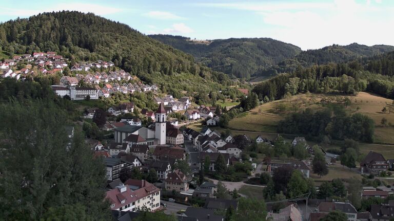 Dieses Bild zeigt eine Webcam-Aufnahme von Ottenhöfen, aufgenommen am Sonntag, den 19.07.2026 um 17:40 Uhr