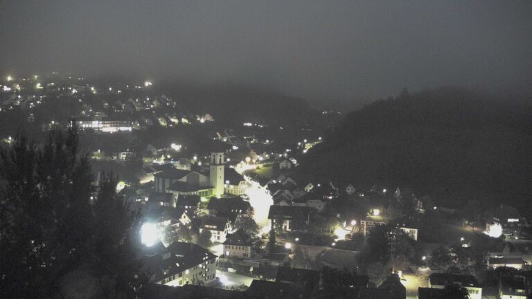 Dieses Bild zeigt eine Webcam-Aufnahme von Ottenhöfen, aufgenommen am Sonntag, den 18.10.2026 um 19:10 Uhr
